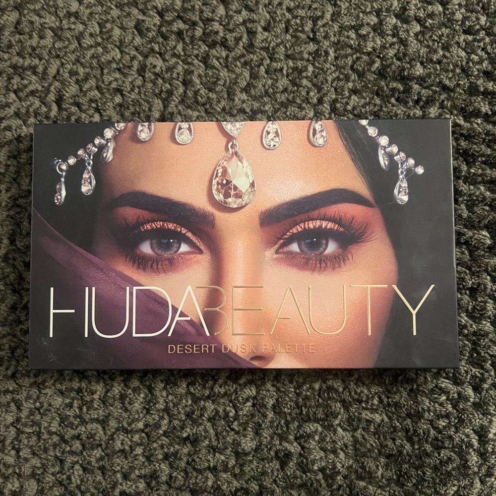 HUDA BEAUTY Desert Dusk Palette - Jewel Tones